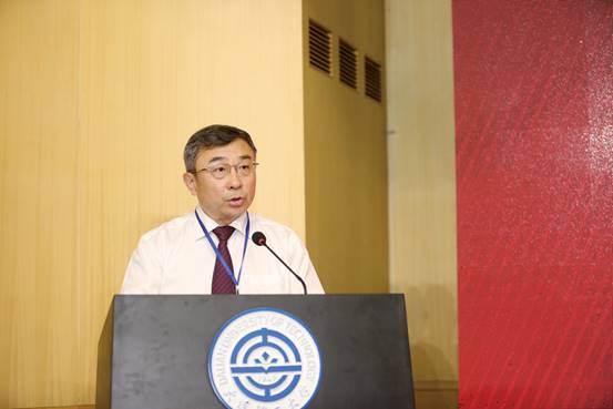 图片包含 墙壁, 人员, 男士, 室内已生成高可信度的说明