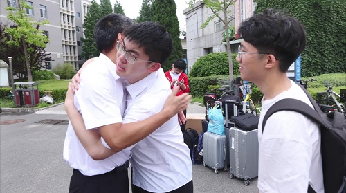 “我接你入学，也送你毕业”