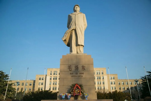 大工人，今天，我们一起缅怀他！