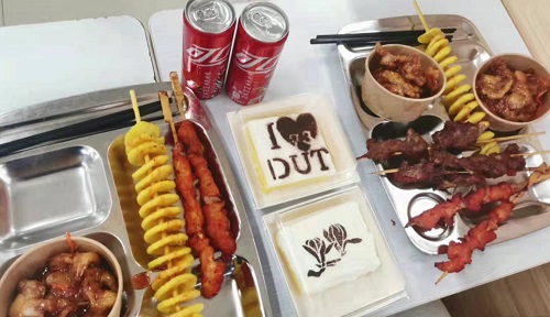 DUT专属蛋糕、定制可乐、无限美食，今天你一定是大工校园里最幸福的小孩！如果不是，那就明天吧~