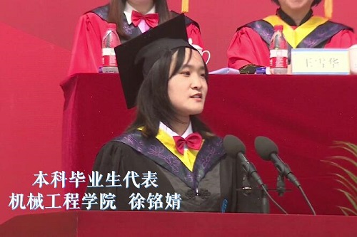 女儿在台上发言，台下的父亲是有多骄傲，一定要看到结尾哦
