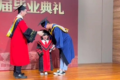 一毕业生携女儿上台接受学位