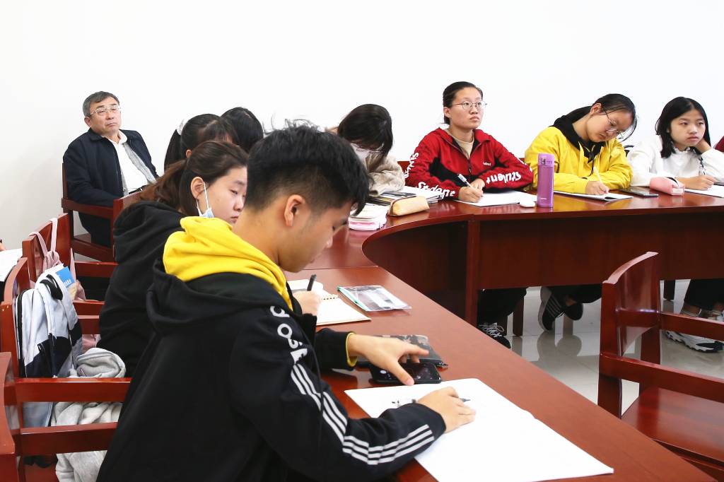 学校党委书记王寒松走进“百人百讲”“形势与政策”课堂