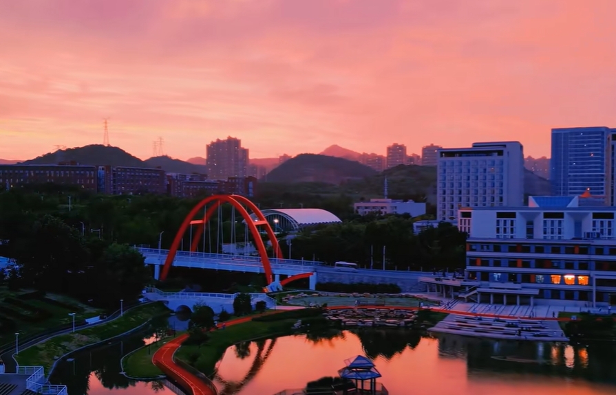 当夕阳缓缓沉入天际，一幅绚烂的晚霞画卷悄然铺展，将大工校园的每一个角落温柔地包裹