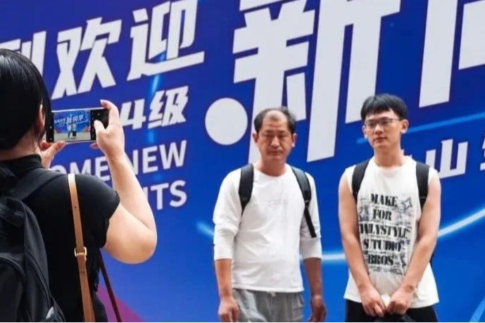 “爸，我妈呢？！”