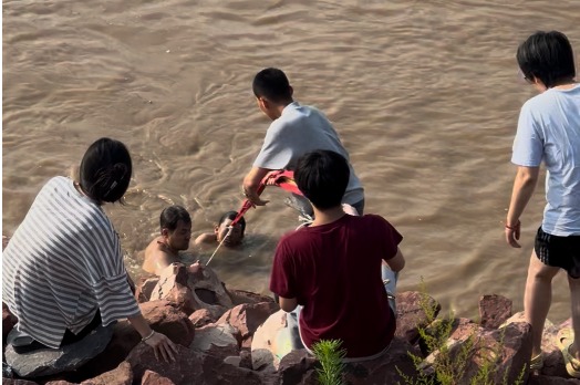 好样的！暑假期间，大工化工海洋与生命学院本科生郭周航黄河边勇救落水者，与一名军人携手上演生死救援，用一根绳子拉起了两条生命！
