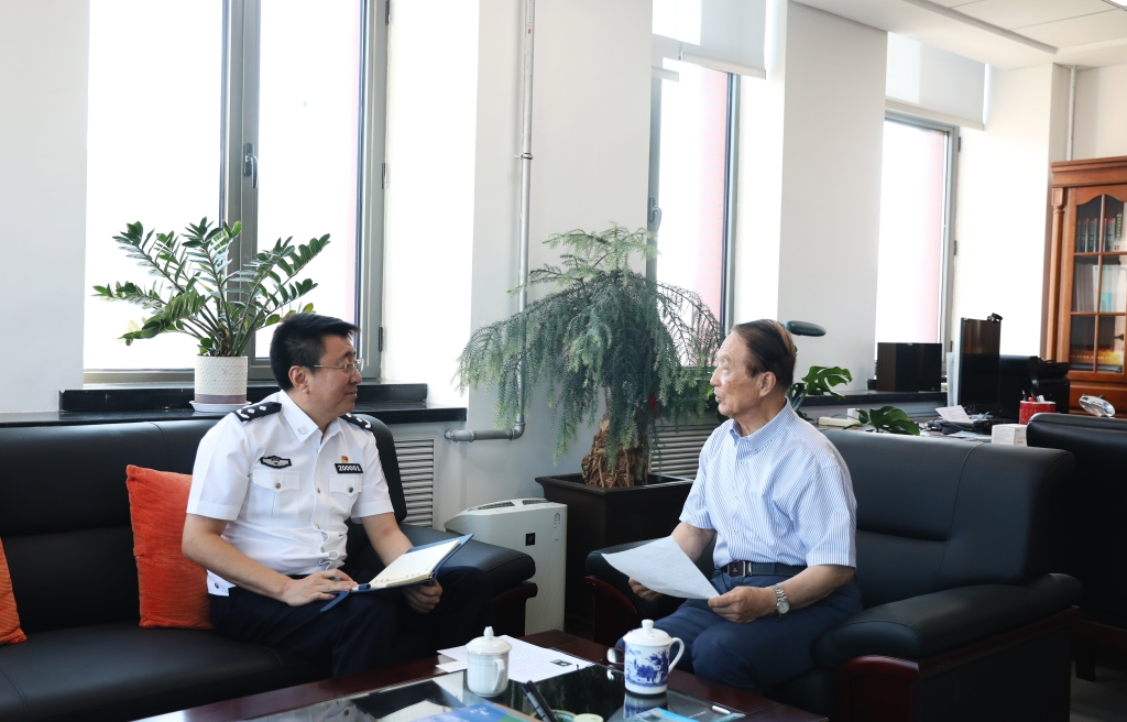 大连市副市长张振铎来校看望慰问王立鼎院士