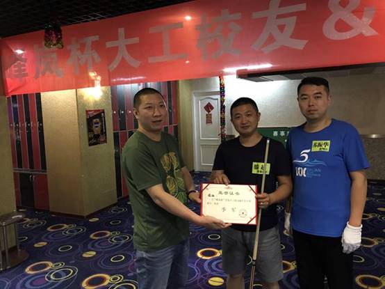 图片包含 人员, 标牌, 男士, 站立已生成极高可信度的说明