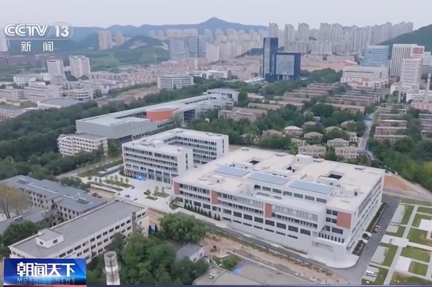 央视聚焦大连理工大学“智能”培养方案！ 大工面向全体学生开设人工智能核心进阶课程，包括人工智能/机器人学习、人机交互、数据科学等，培养学生人工智能模型建构和智能+专业能力