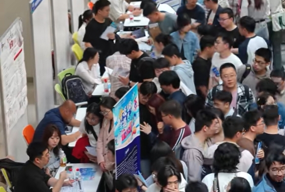 5月13日，大连理工大学2025年暑期实习生双选会暨2025届毕业生补录双选会举办。