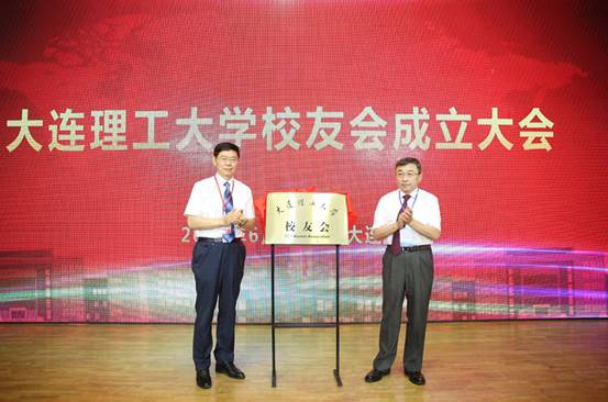 图片包含 地板, 运动已生成高可信度的说明
