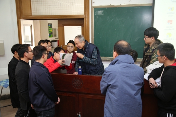 【人民网】缅怀！那位89岁还站着给学生上课的院士走了......