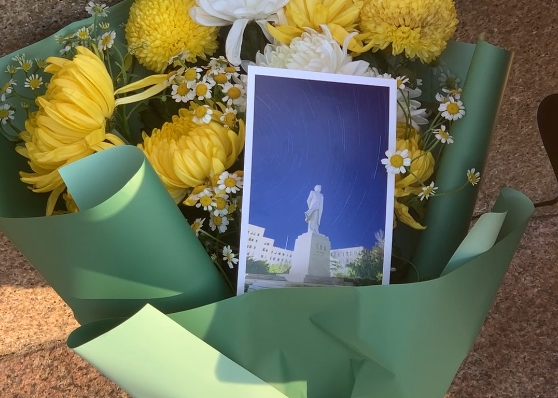 今天，我们再次缅怀伟大领袖毛泽东同志