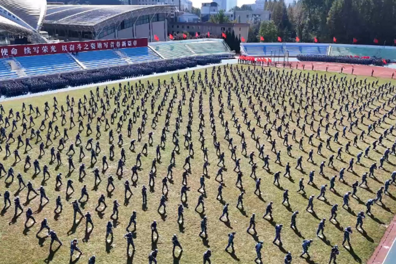 汗水与呐喊，凝聚成最硬核的青春记忆！大工2025级新生军训成果汇报大会高光时刻！