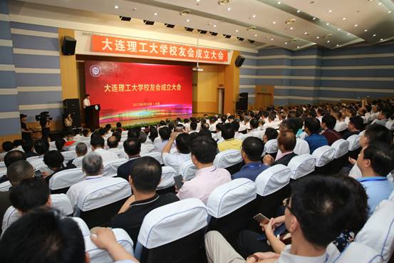 图片包含 人员, 室内, 天花板, 人物已生成极高可信度的说明