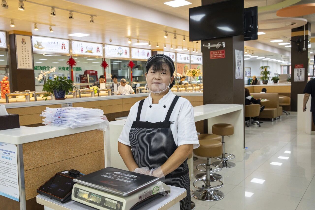 暖心!食堂阿姨的“1分钱”暗号,刷屏了!