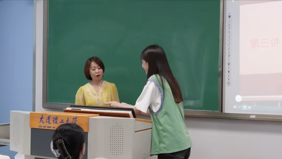 在大工校园里随机“捕捉”老师并送上同学们最诚挚的祝福！祝老师们节日快乐！
