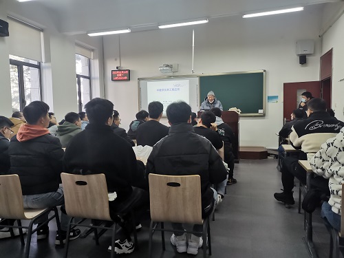 开学第一天，89岁院士要求站着给大学生上课！向钟万勰院士致敬！