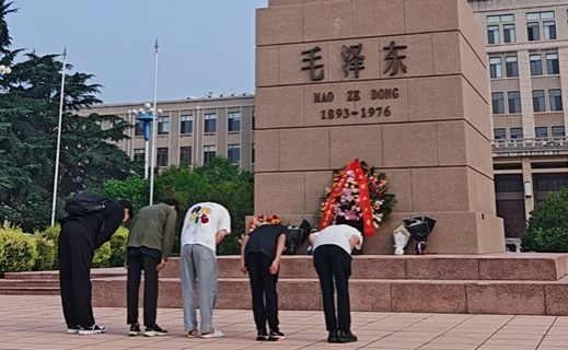今天是毛泽东同志逝世49周年，我们永远怀念您！
