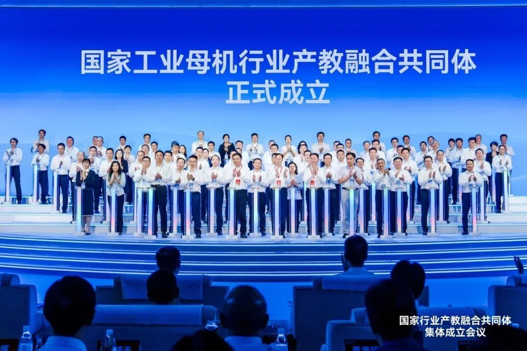 大连理工大学校园风光,教学楼与广场全景